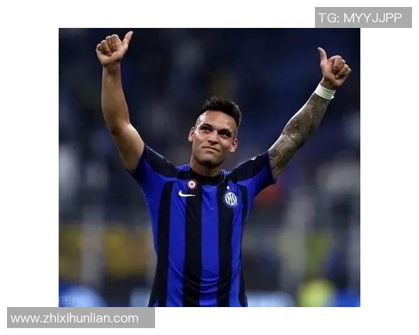 马丁内斯的传奇旅程：从草根球员到世界足球巨星的蜕变与荣耀